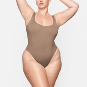CT1368a SKIMS ESSENTIAL SCOOP NECK BODYSUIT S/M DESERT